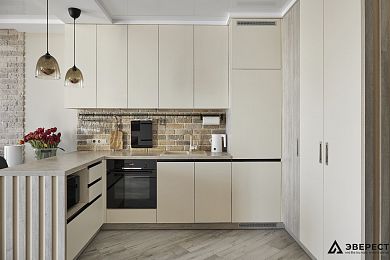 Кухня "Krem" со встроенным холодильником и пеналами 